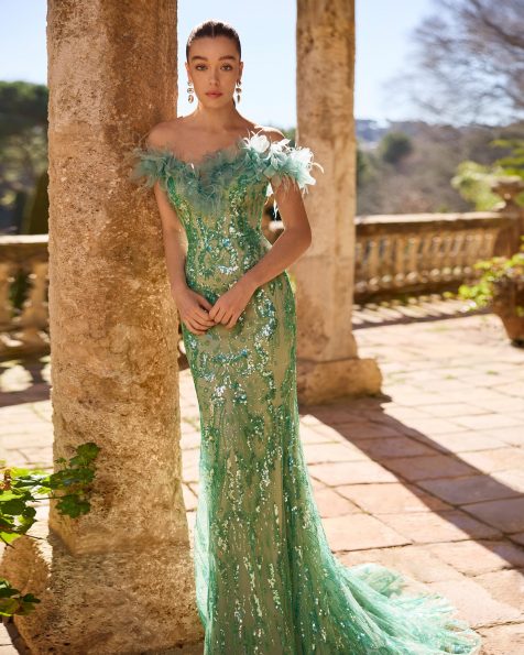 Long evening dress. Made of sequins. Strapless neckline, off-the-shoulder straps, and overskirt. Floral details. Includes shawl. MARFIL_BARCELONA.