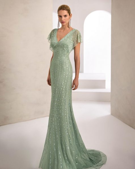 Long evening dress. Made of beaded fabric. V-neckline and butterfly sleeves. Includes shawl. MARFIL_BARCELONA.