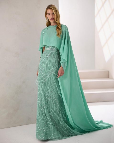 Vestido de fiesta largo. Confeccionado en pedrería. Escote pico, tirantes y espalda escotada. Incluye capa. MARFIL_BARCELONA.