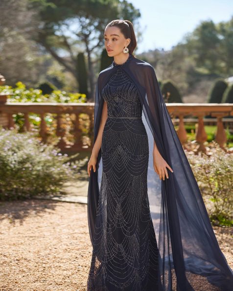 Vestido de fiesta largo. Confeccionado en pedrería. Escote halter y espalda recta. Incluye capa. MARFIL_BARCELONA.