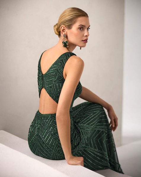 Vestido de fiesta largo. Confeccionado en pedrería. Escote pico, tirantes y espalda con abertura. Incluye capa. MARFIL_BARCELONA.