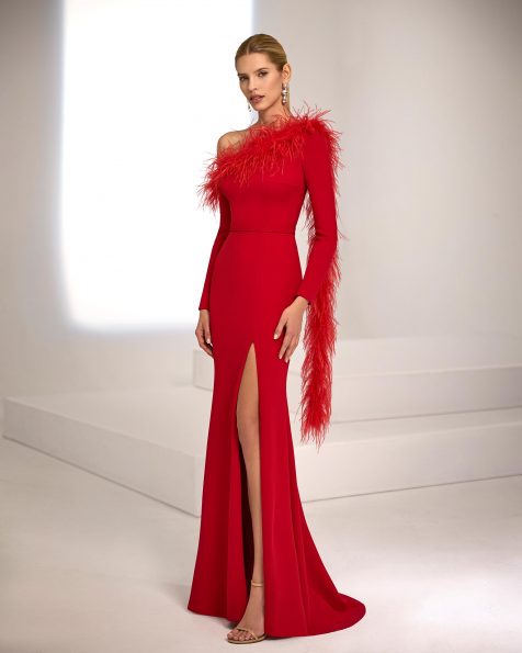 Long evening dress. Made of stretch crepe. Asymmetrical neckline. Long sleeves with feathers. Includes shawl. MARFIL_BARCELONA.