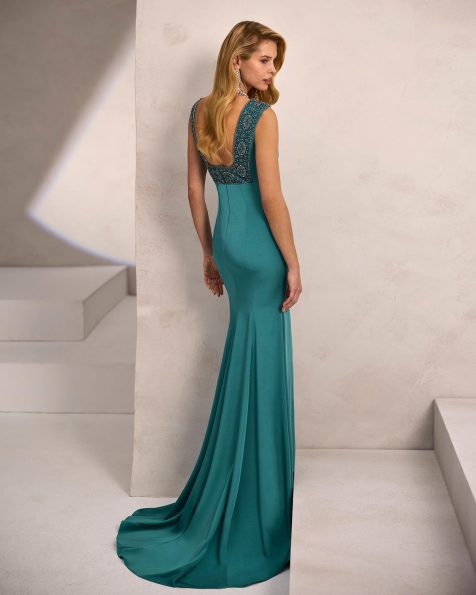 Vestido de fiesta largo. Confeccionado en crepé satén. Escote barco. Tirante ancho. Espalda escotada con pedrería. Incluye chal. MARFIL_BARCELONA.