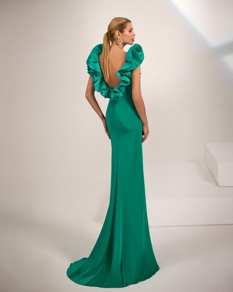 Vestido de fiesta largo. Confeccionado en crepé satén. Escote recto. Espalda escotada con volantes. Incluye chal. MARFIL_BARCELONA.