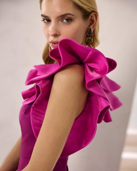 Long evening dress. Made of satin crepe. Asymmetrical neckline with ruffles. Includes shawl. MARFIL_BARCELONA.