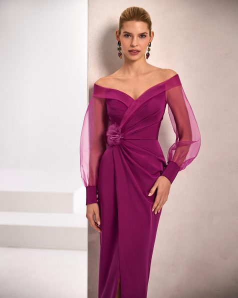 Vestido de fiesta midi. Confeccionado en crepé satén. Escote corazón. Mangas de organza. Flor en cuerpo. Incluye chal. MARFIL_BARCELONA.