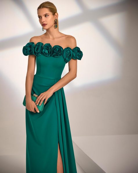 Abito da sera lungo. Realizzato in crêpe elasticizzato. Scollo senza spalline. Dettagli floreali. Include scialle. MARFIL_BARCELONA.